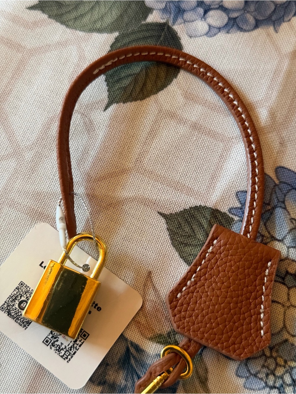 Genuine leather clochette with gold padlock and key bag charm - Picture 4 of 6